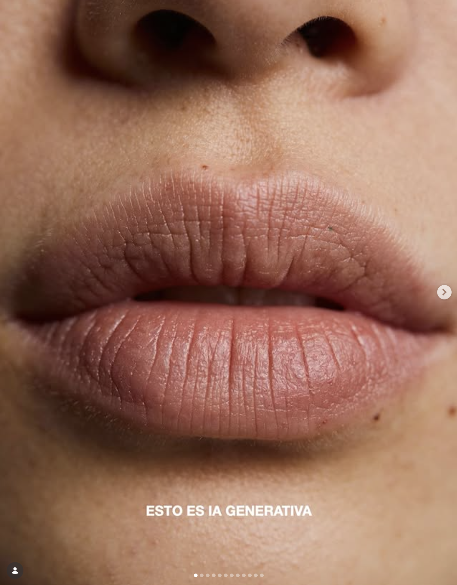Primer plano hiperrealista de labios generados por IA.