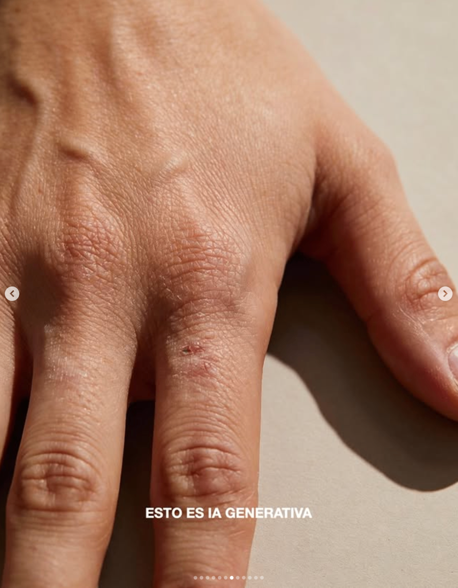 Mano hiperrealista generada por IA con venas y arrugas.