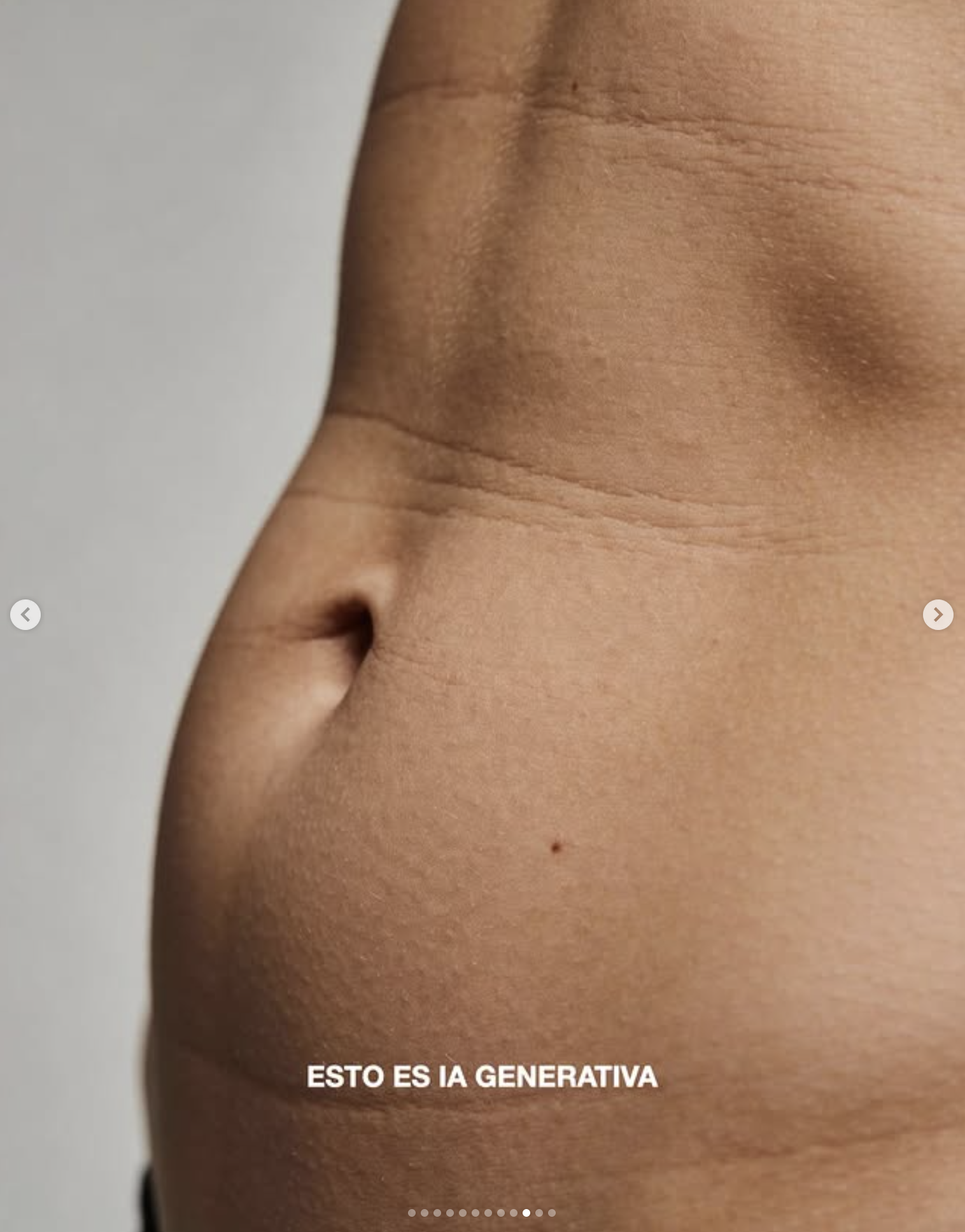 Torso hiperrealista generado por IA con pliegues y lunares.